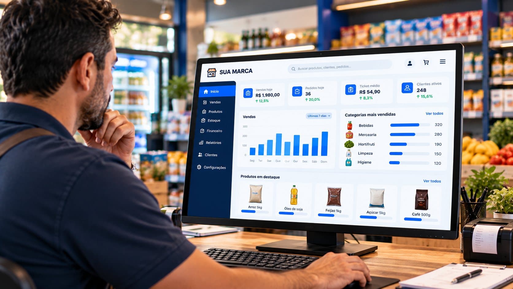 Comerciante analisando o painel do minimercado no computador